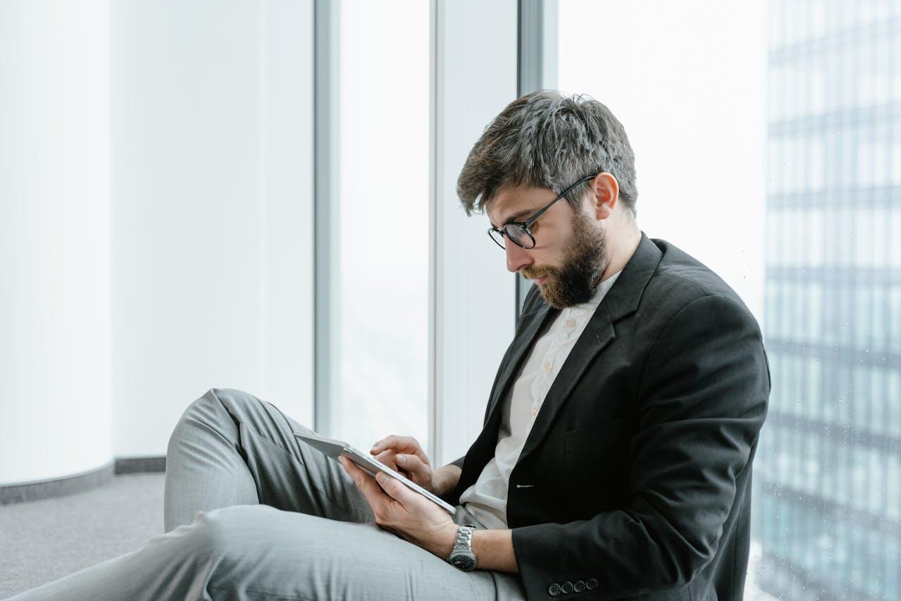 homme par terre sur sa tablette