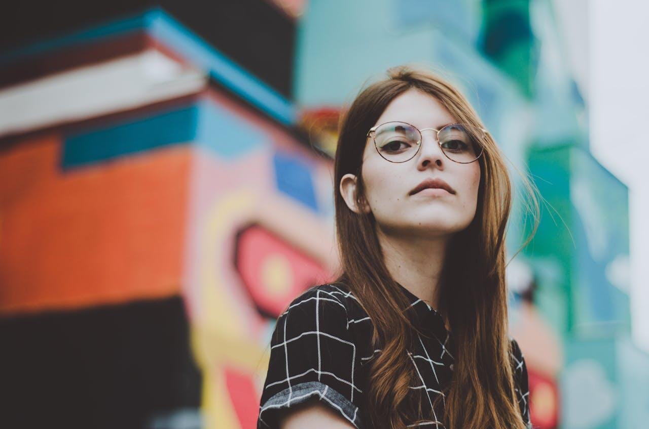 jeune femme a lunettes concentree