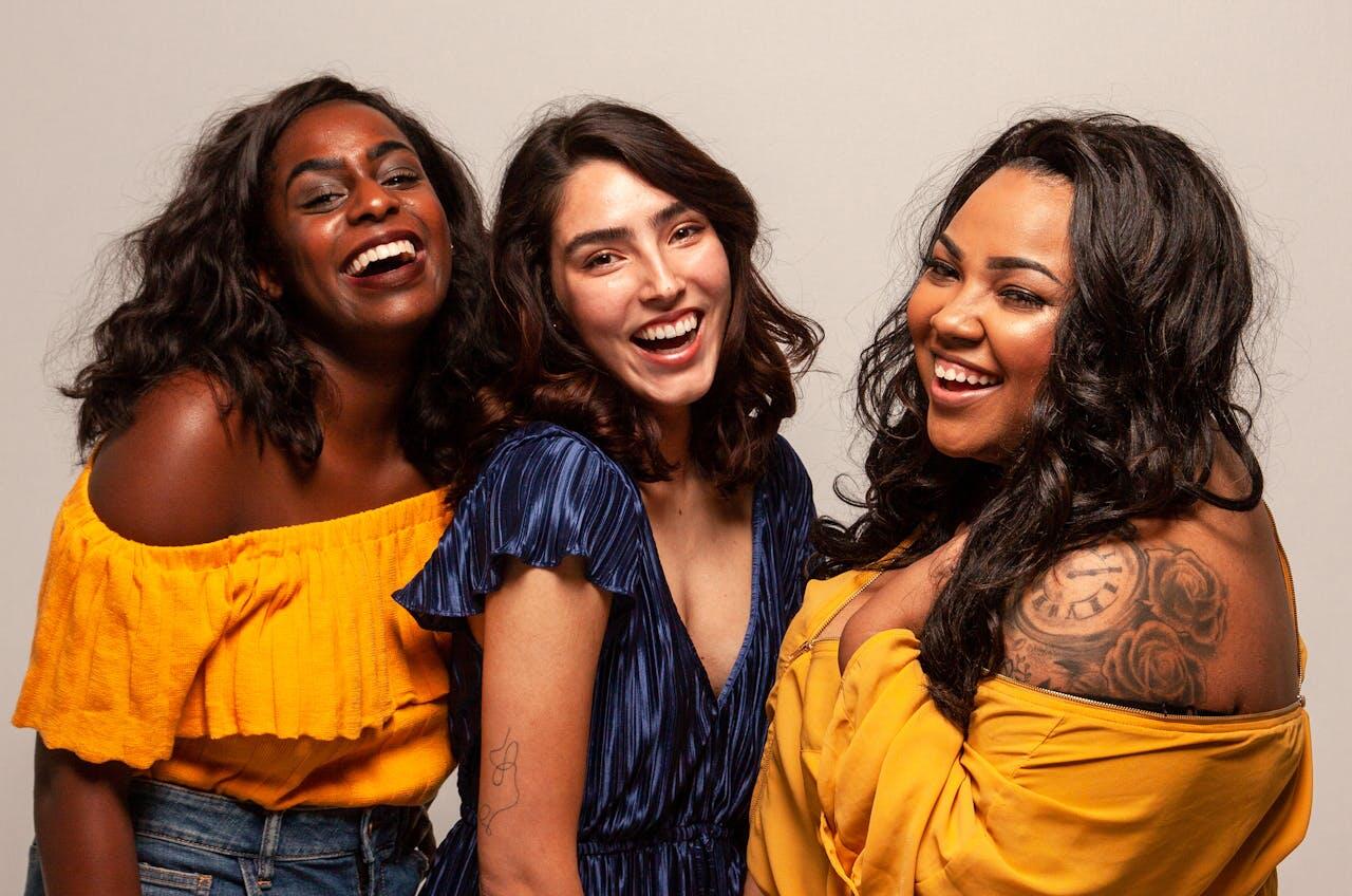 trois femmes d age moyen s eclatant ensemble