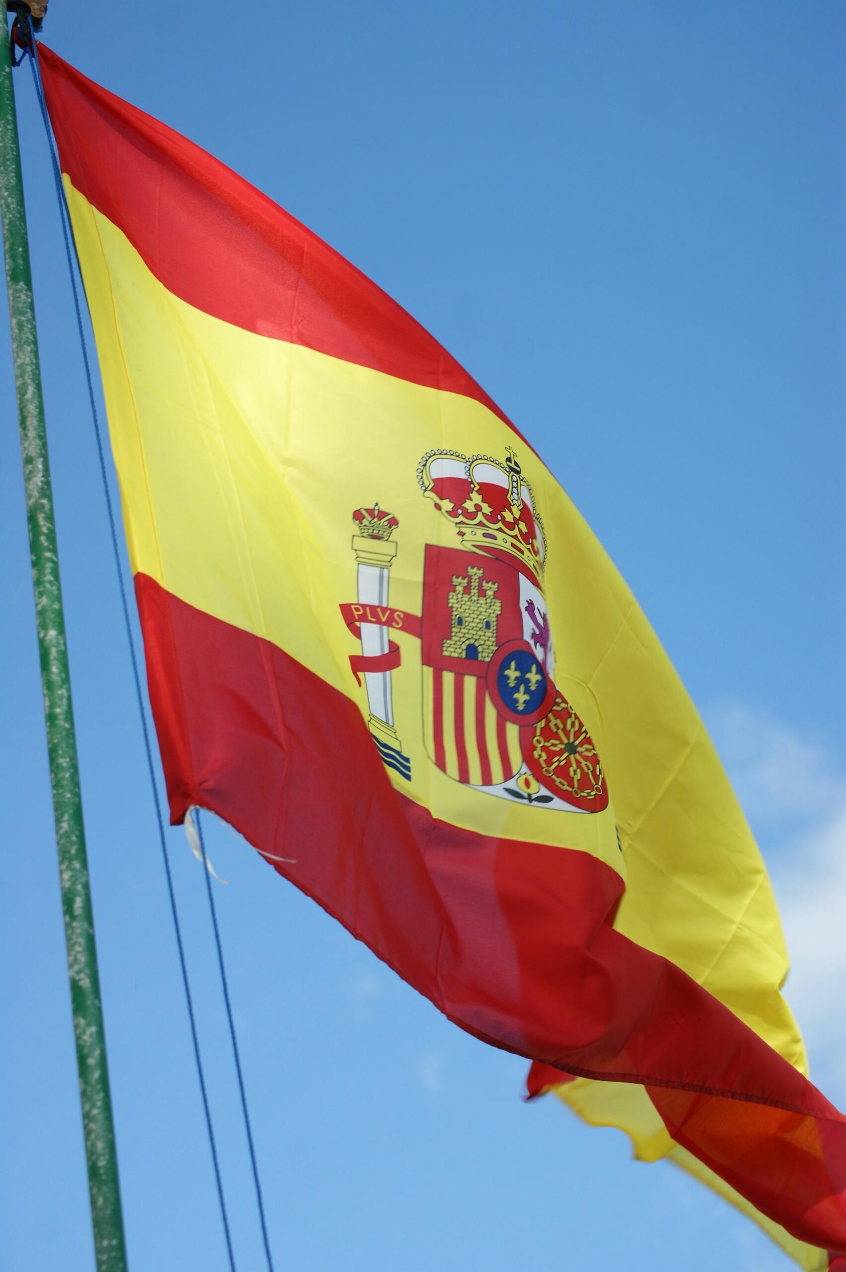 drapeau espagnol flottant au vent