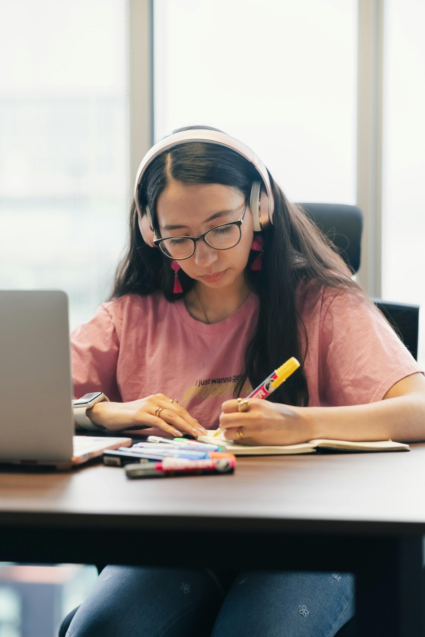étudiante avec des écouteurs