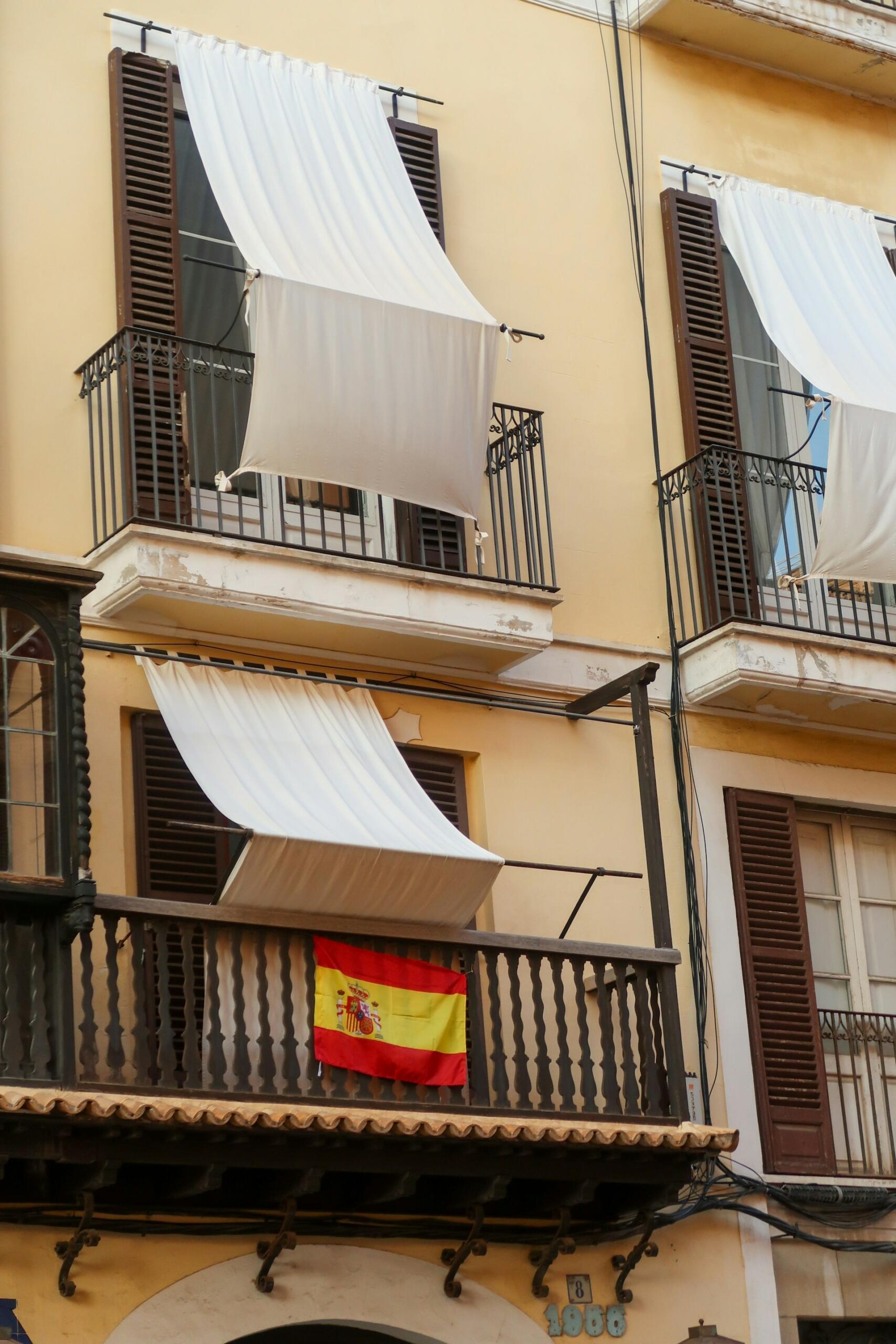 drapeau de l'Espagne au balcon