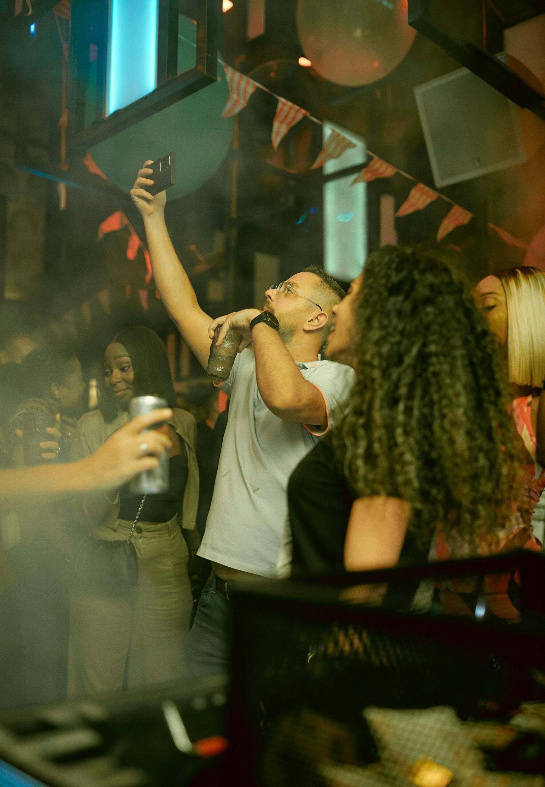 amis se prenant en photo