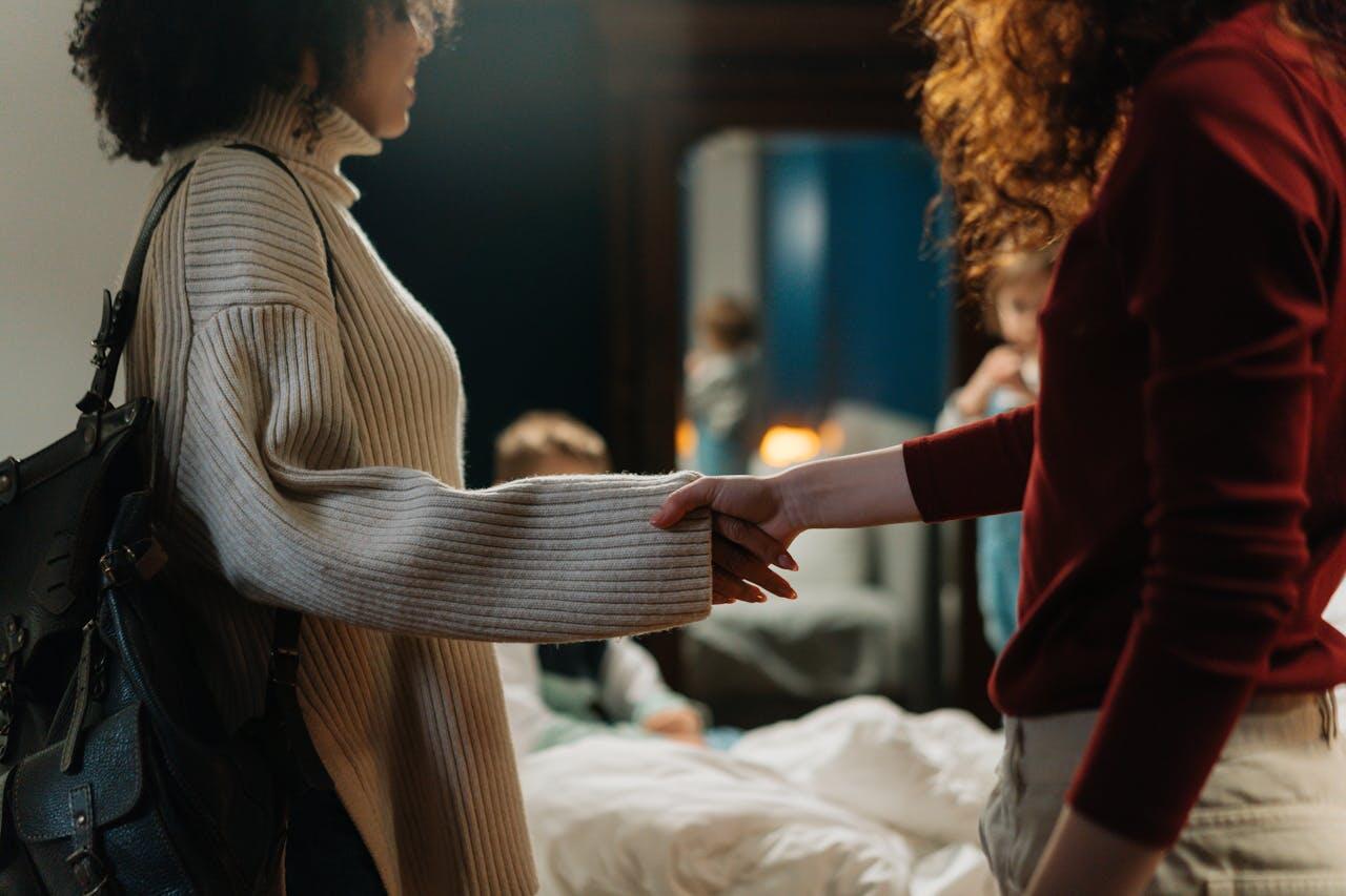 deux jeunes femmes se serrant de la main