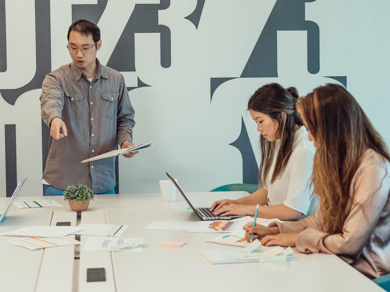 groupe de jeunes travaillant au bureau