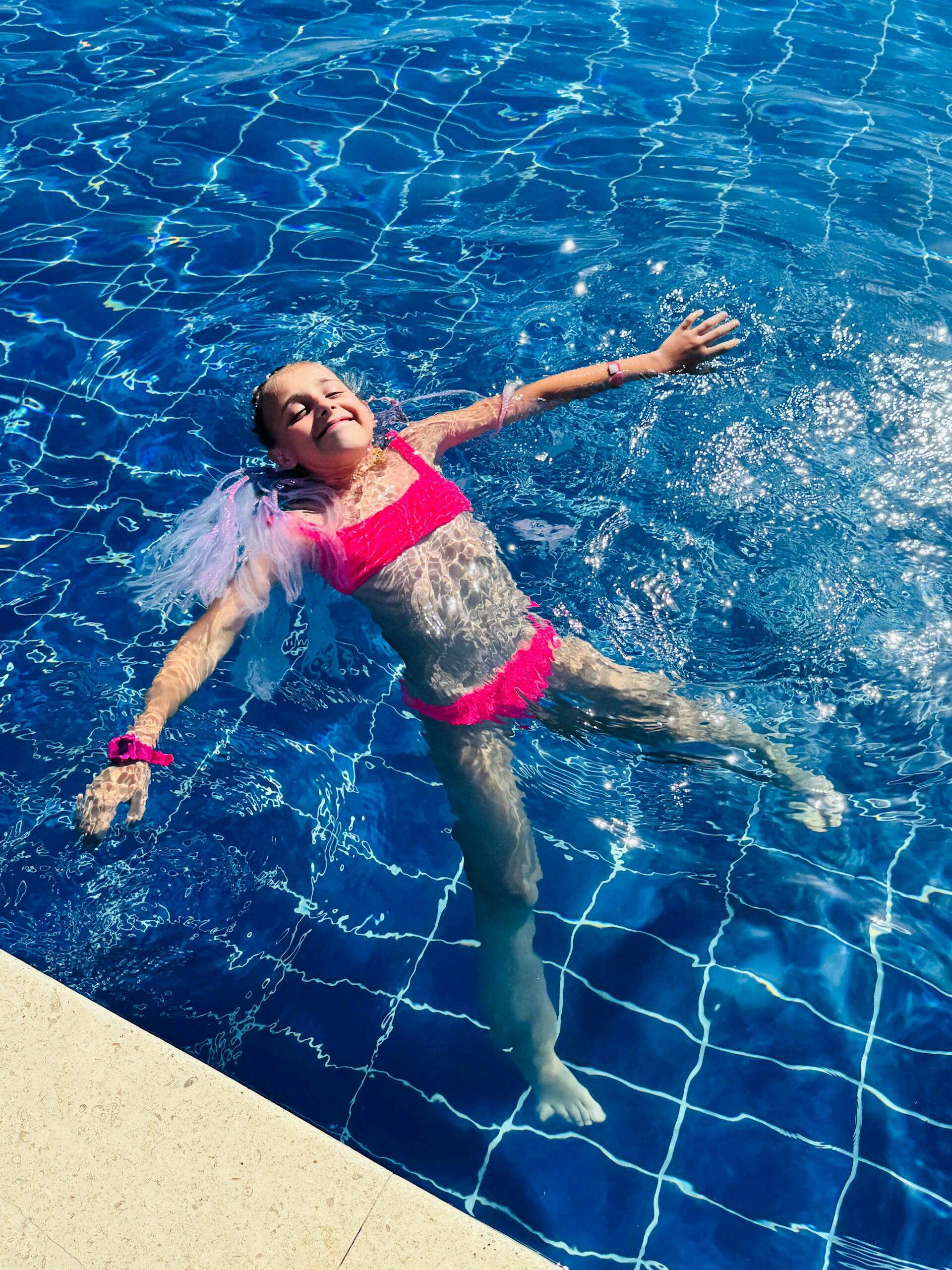 enfant petite fille faisant l'étoile