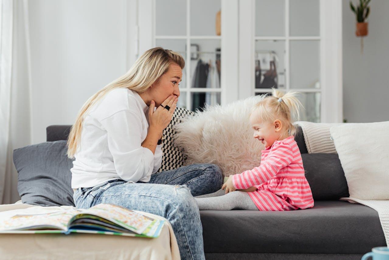 une maman et sa fille sur le canape