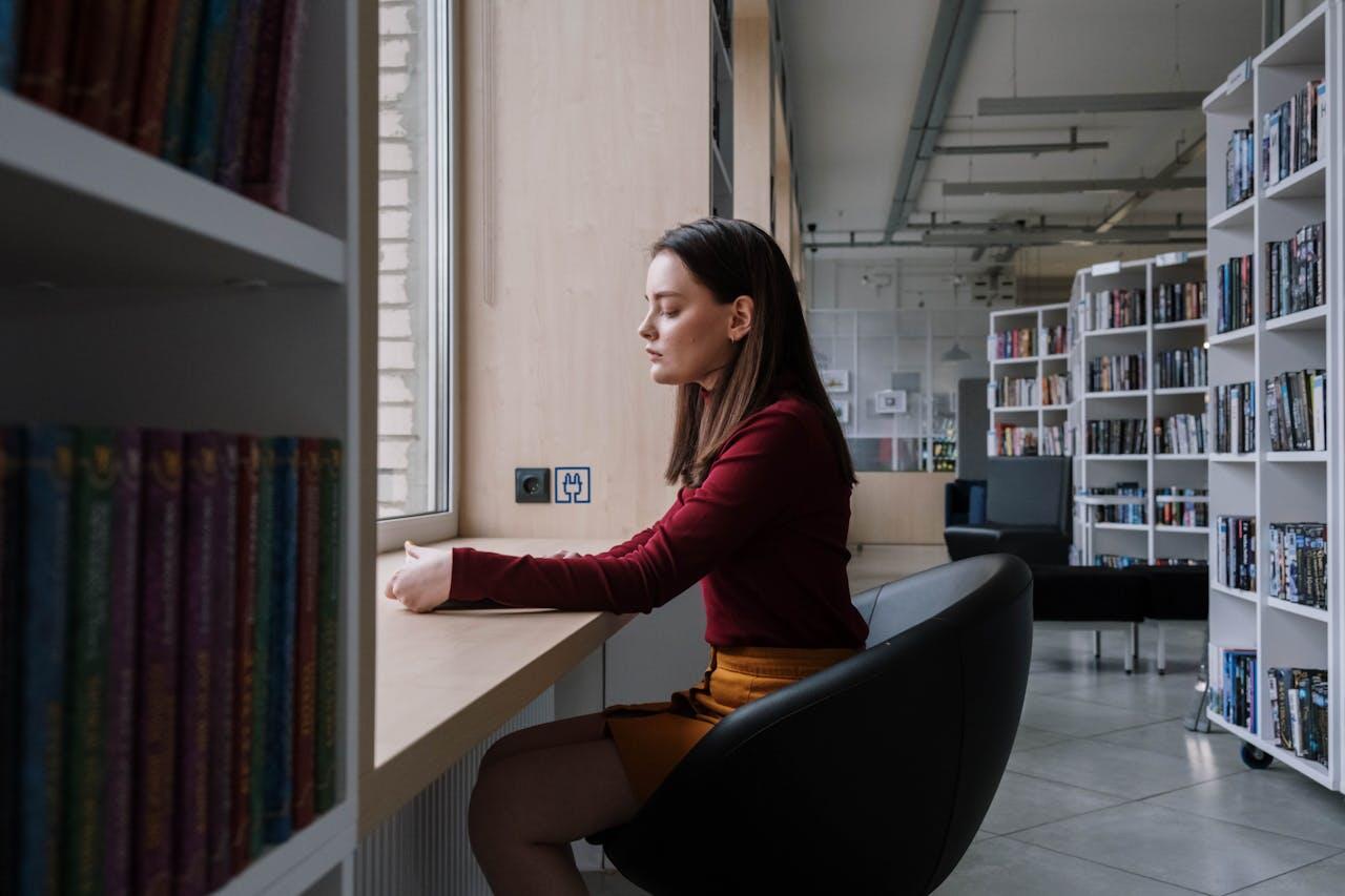 fille sur une table a la bibliotheque
