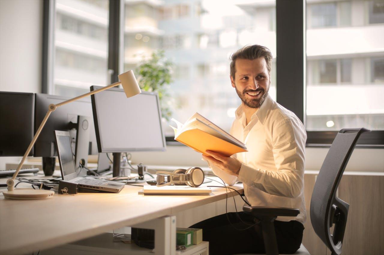 homme au travail souriant