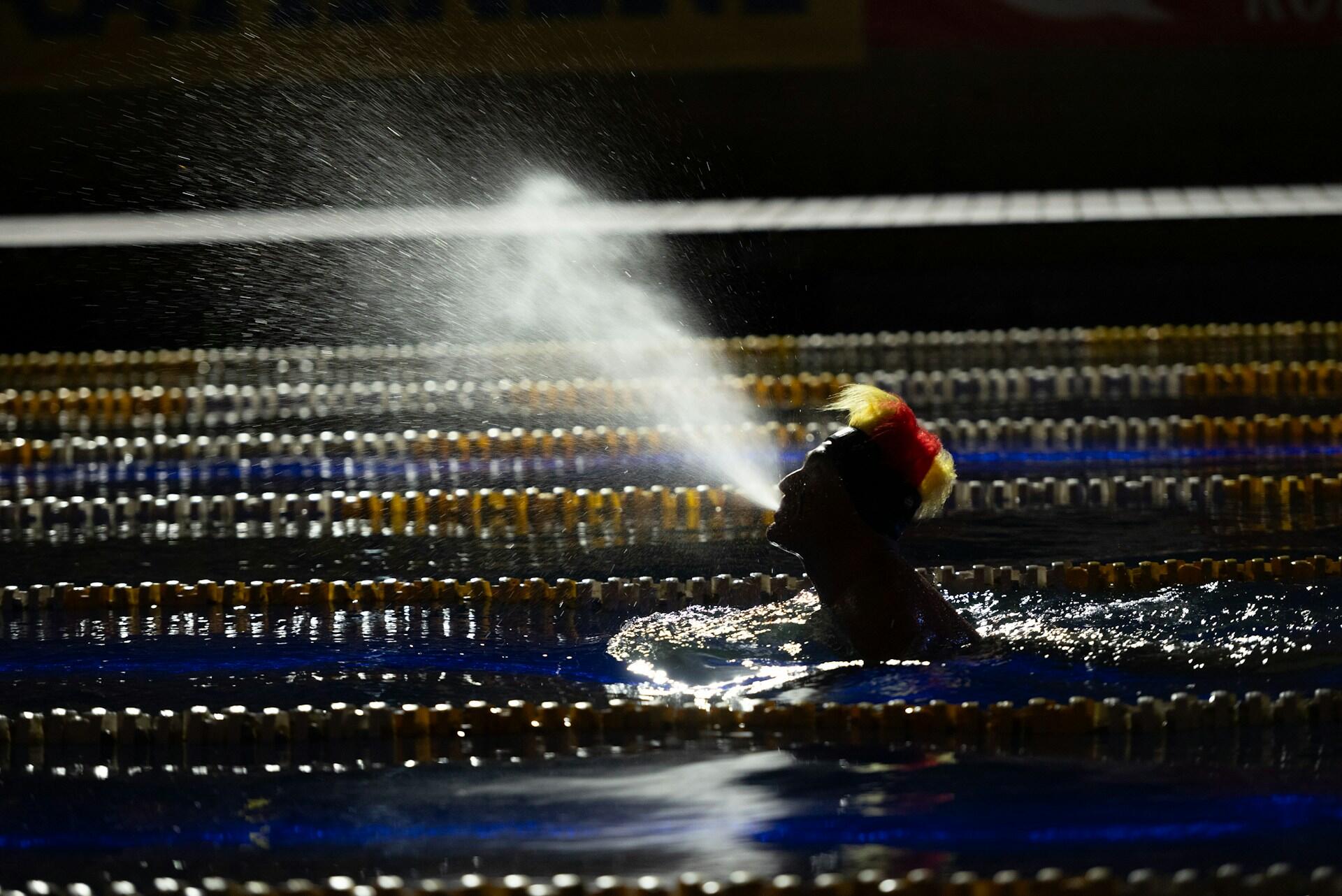 homme nageur dans l'eau aux couleurs de la Belgique