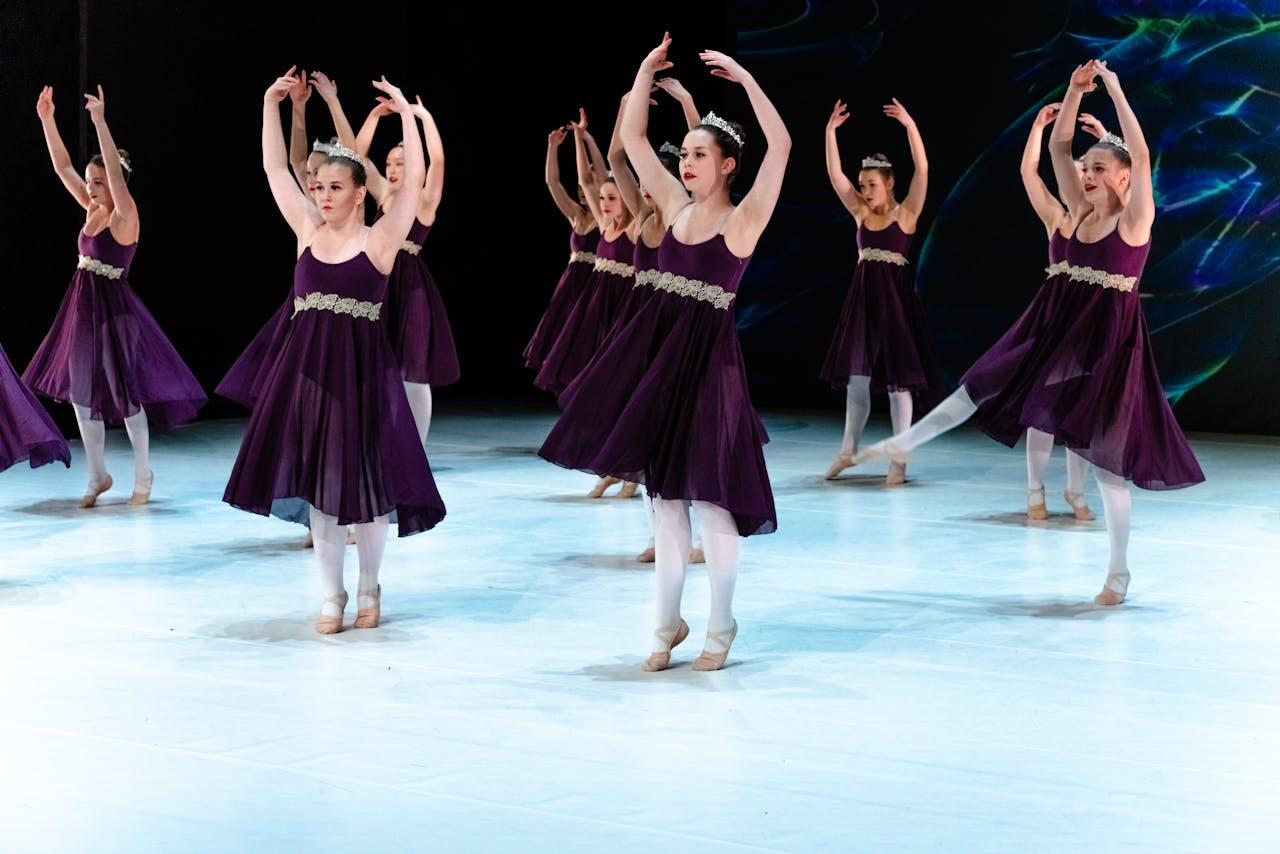 jeunes danseuses classiques sur scene en violet et avec une couronne