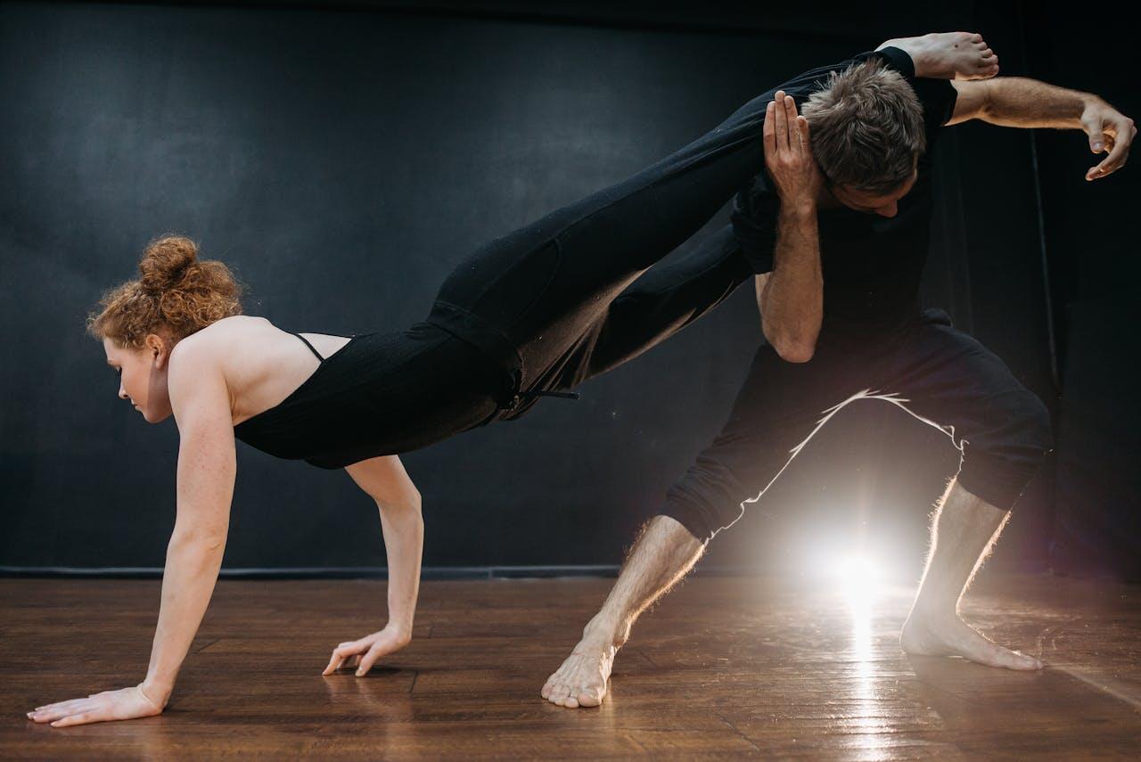 jeune homme et jeune femme s entraînant sur scene