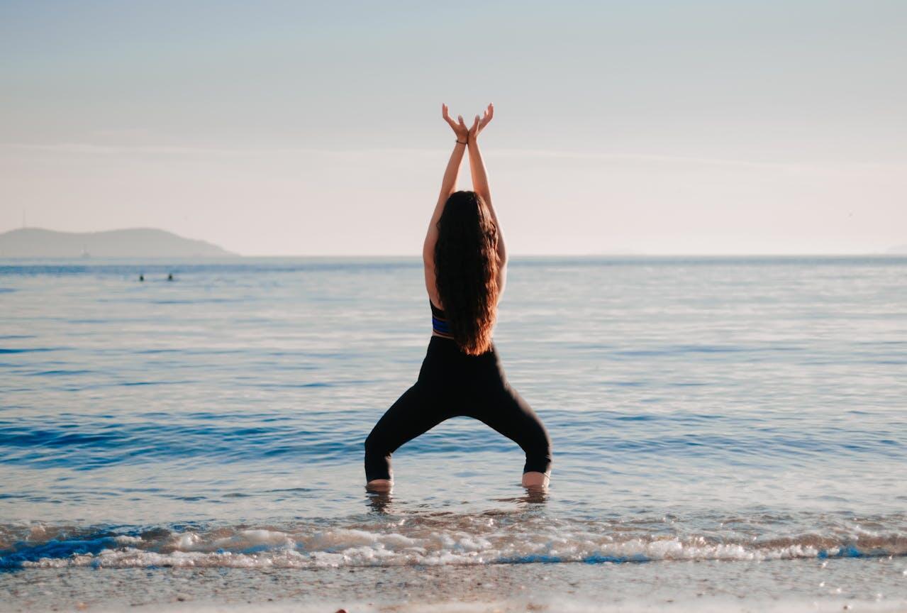 fille faisant figure de danse a la plage