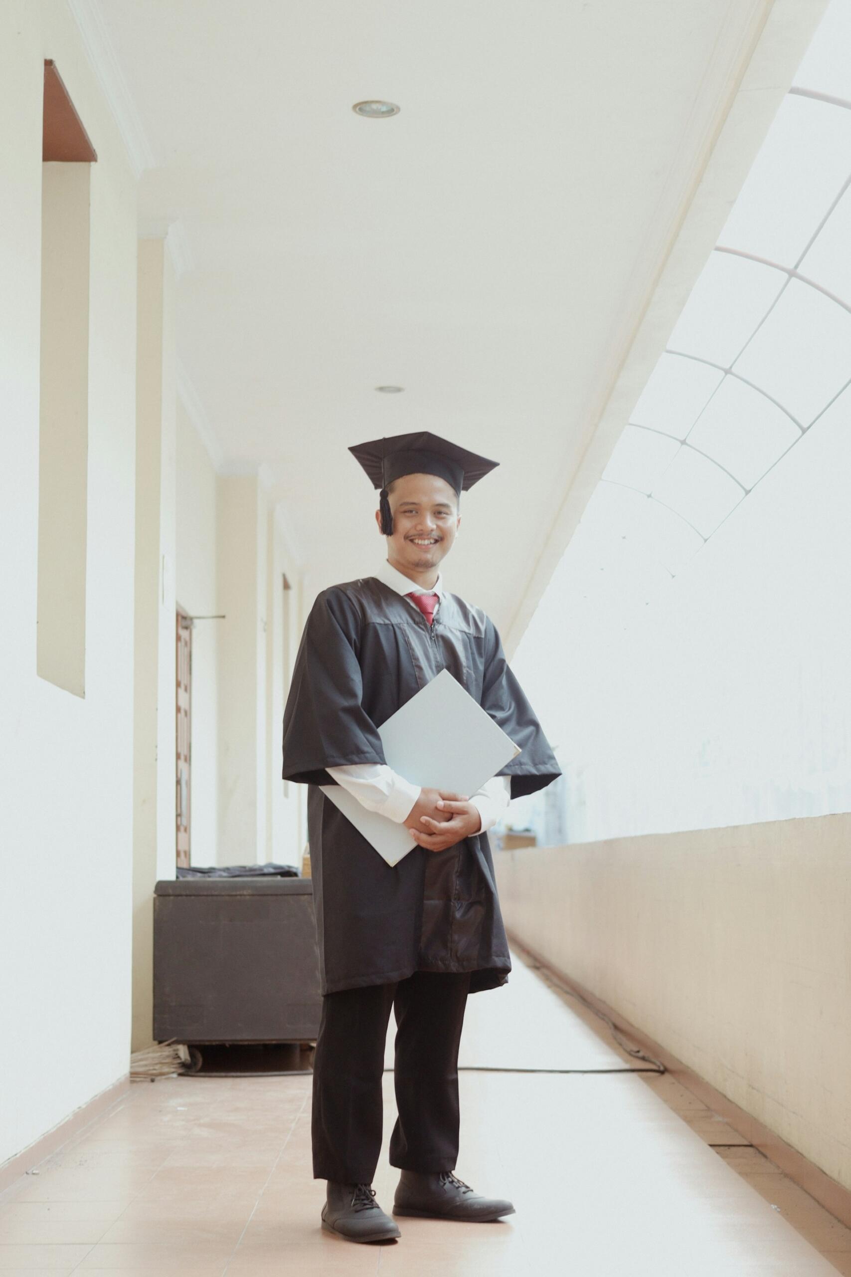jeune homme diplômé
