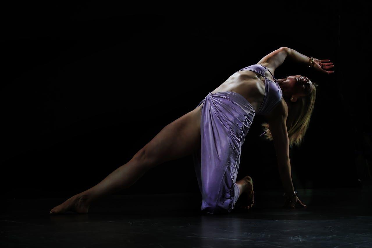 fanse professionnelle en violet sur scene