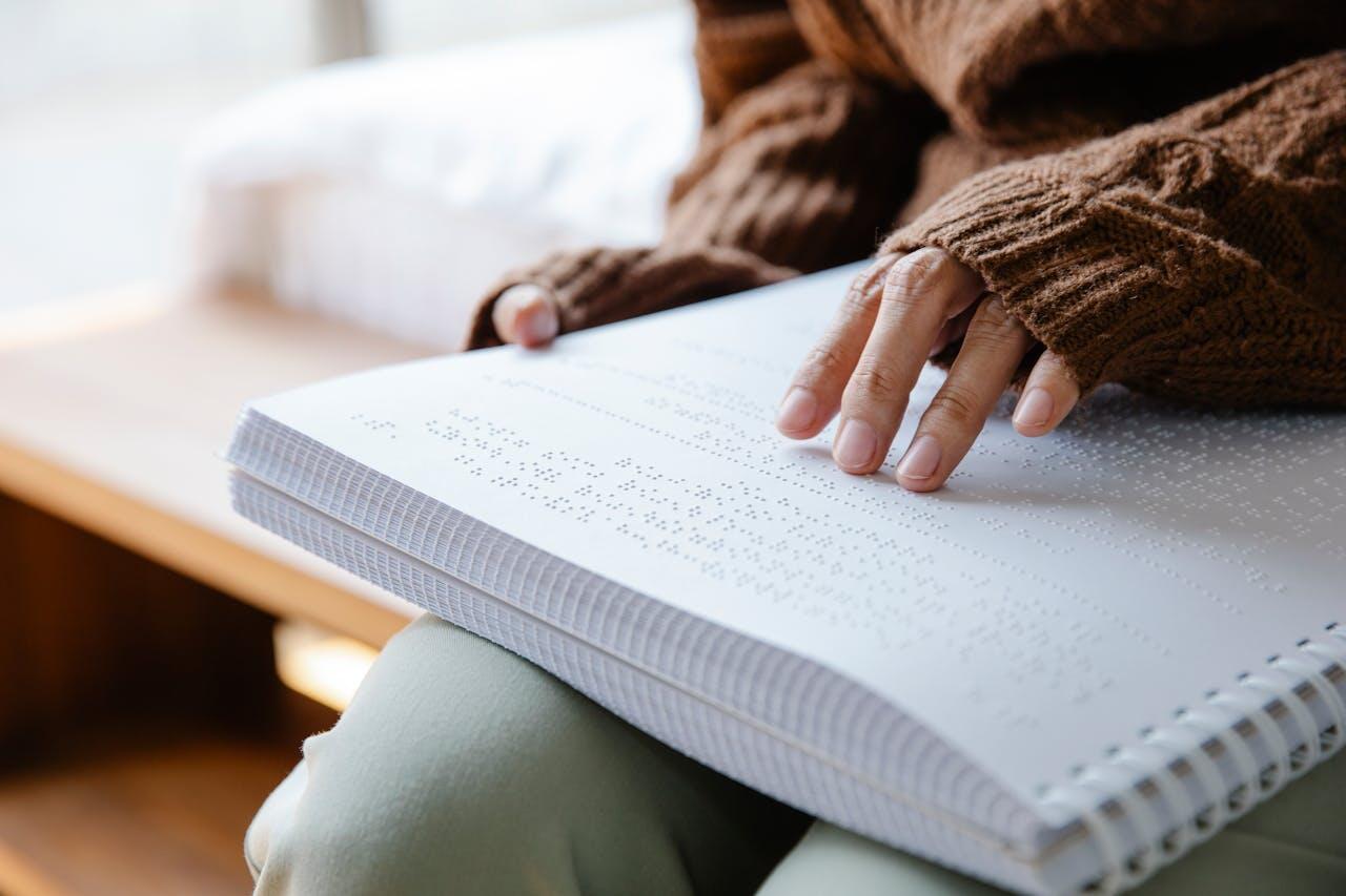 ado en pull marron sur son lit relisant ses cours