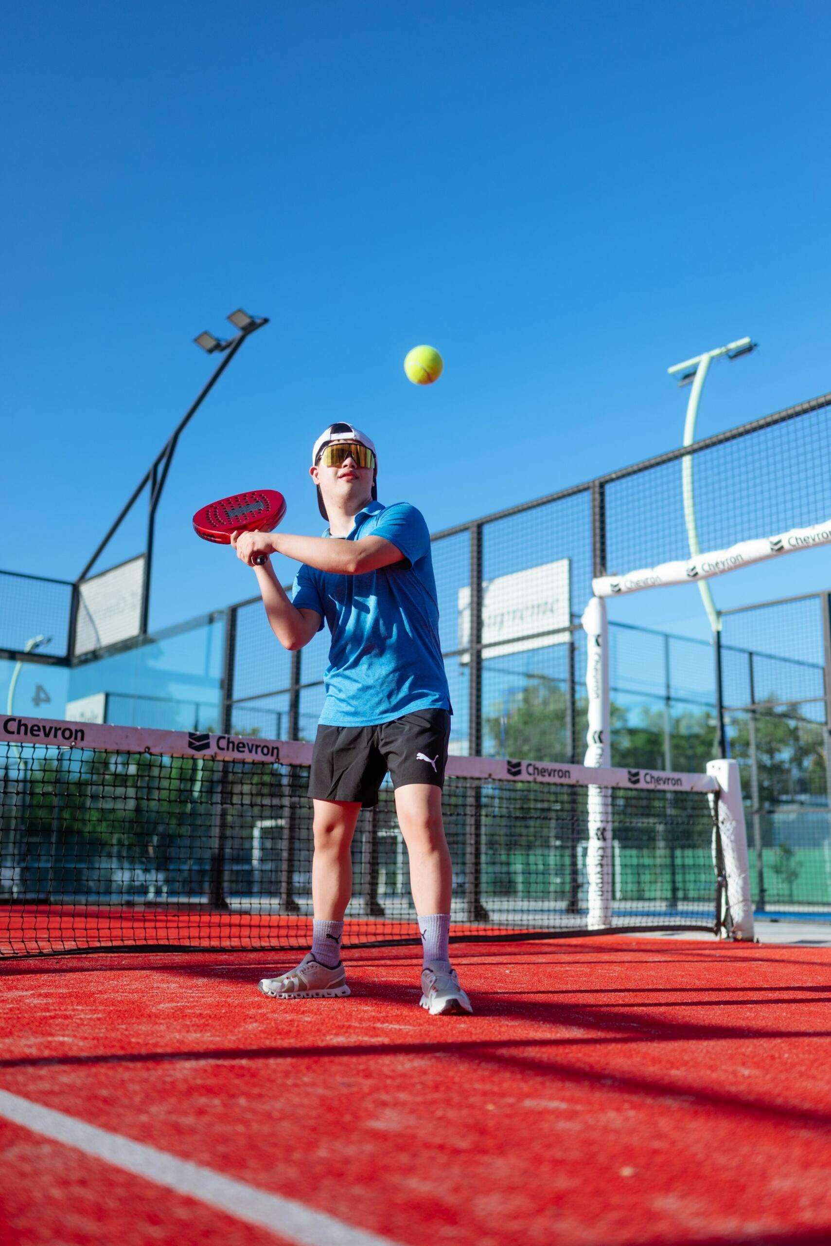 jeune jouant au padel
