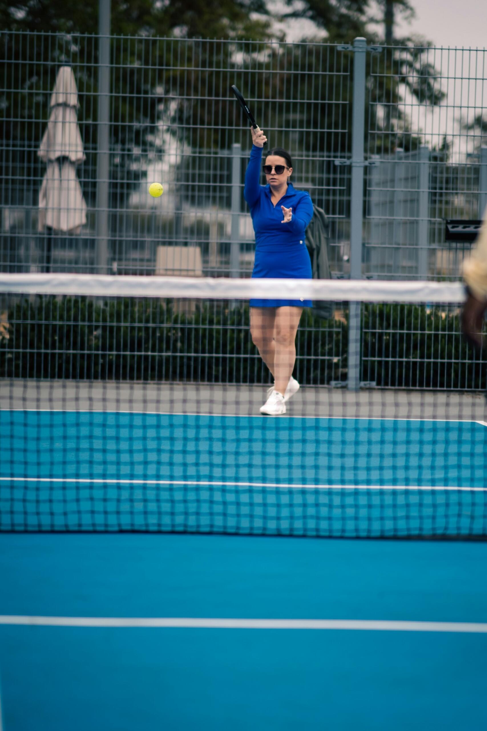 femme jouant au padel