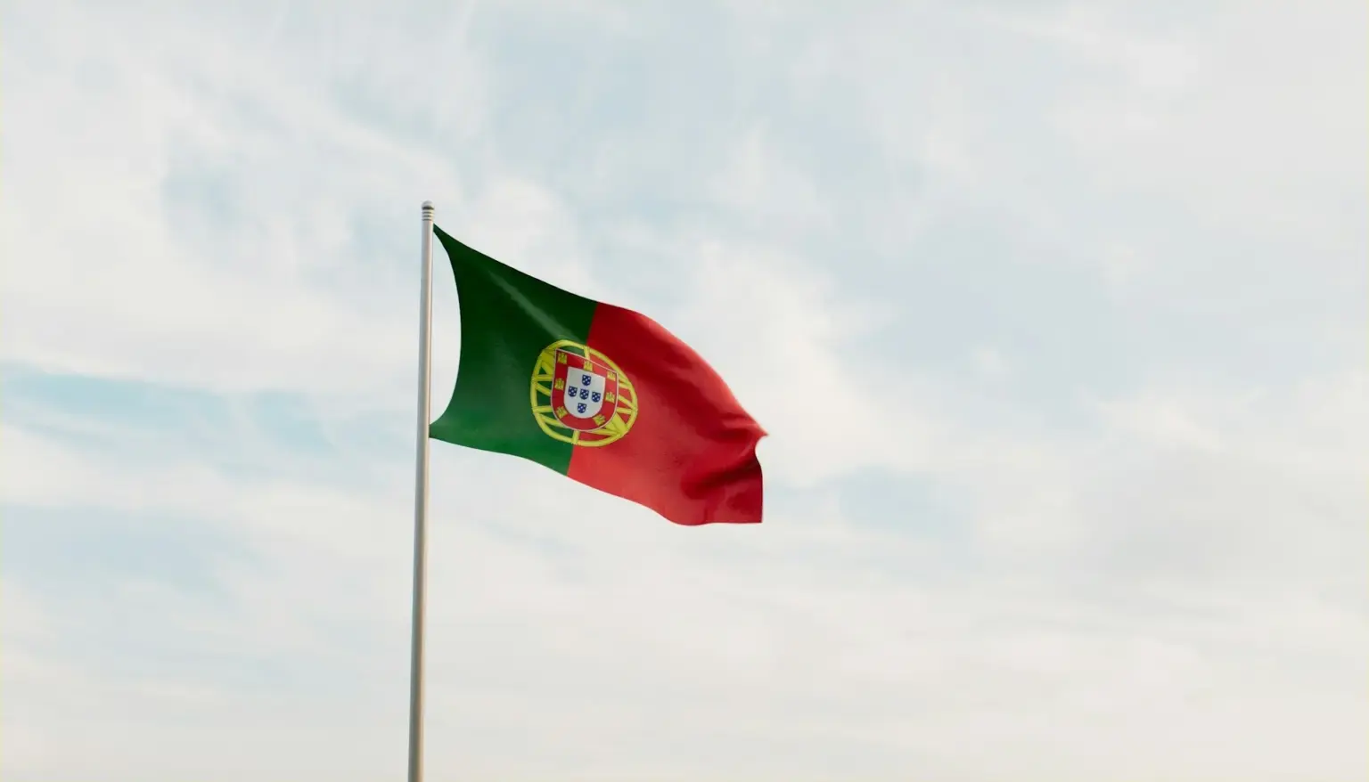 Drapeau portugais sur fond ciel ensoleillé