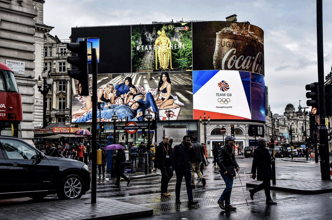 посетете пикадили съркас