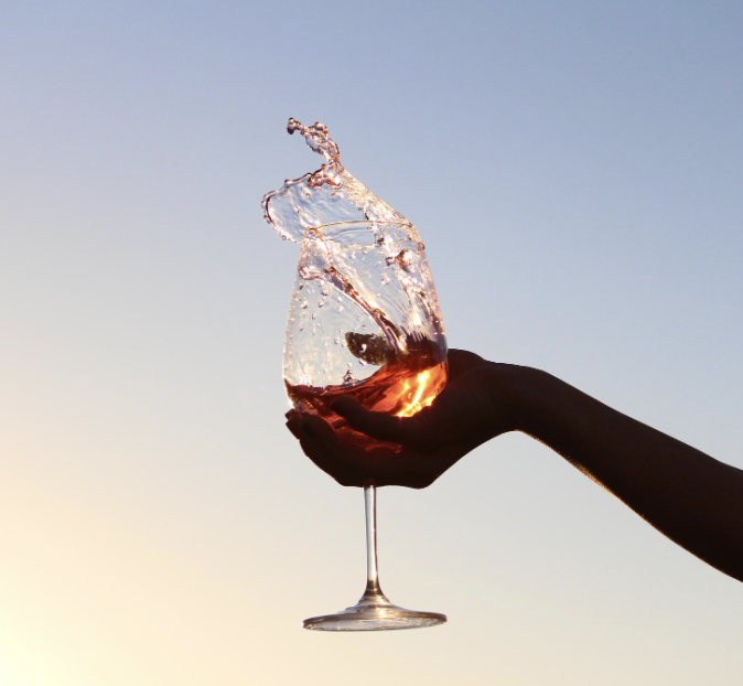 ръка държаща чаша 