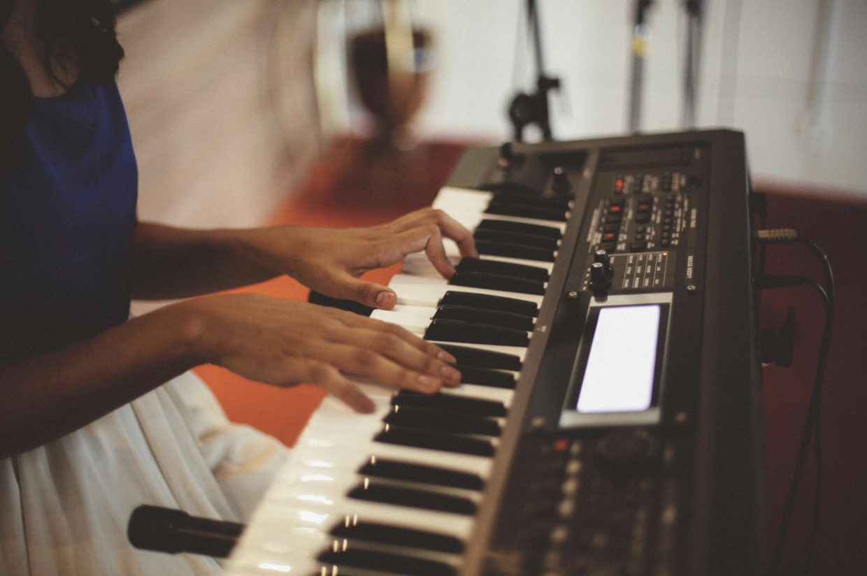 момиче свирещо на дигитално пиано