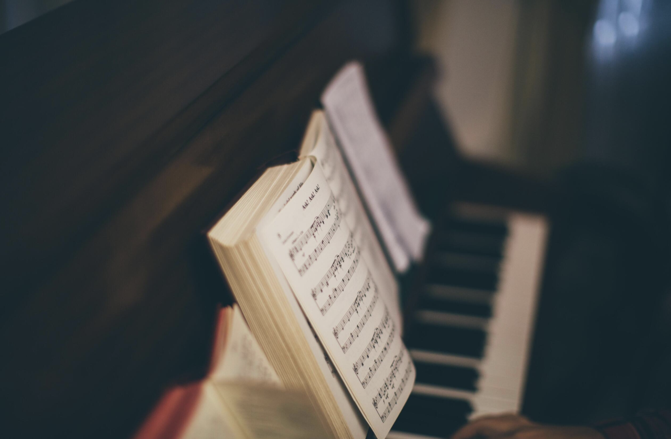 пиано с нотна книга отгоре