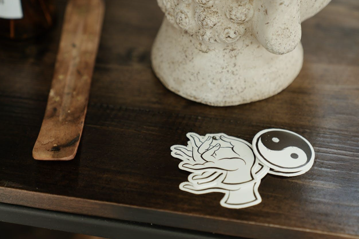 стикер с ин и ян.