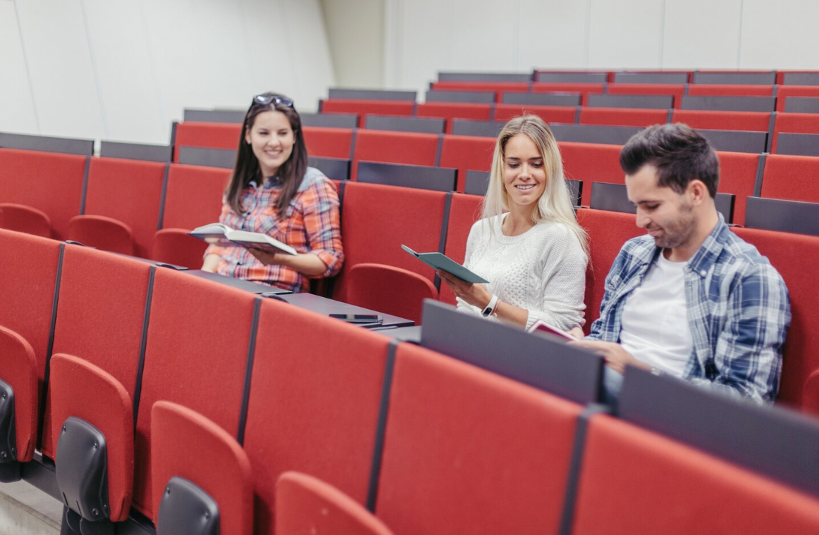 studenti v auditorium