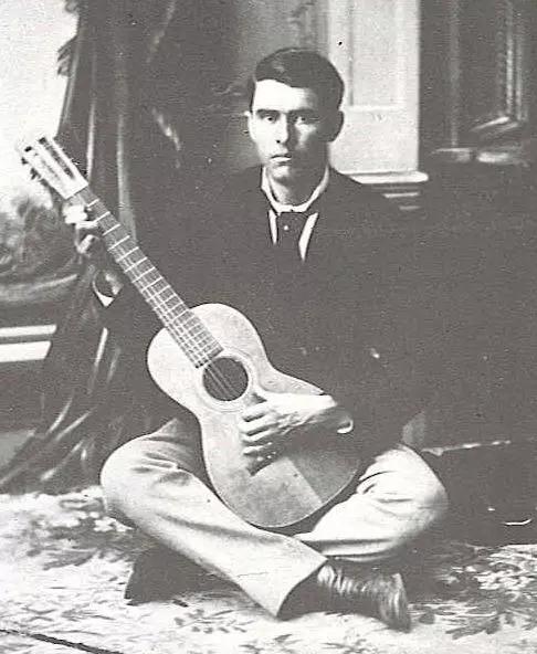 O violão elétrico apareceu no início do século XX.