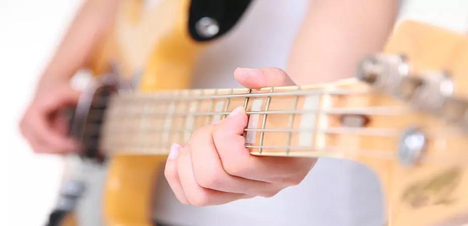 Para tocar violão, tem que aprender as tablaturas e os seus sinais