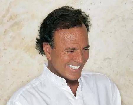 Julio Iglesias conquistou várias mulheres com suas músicas