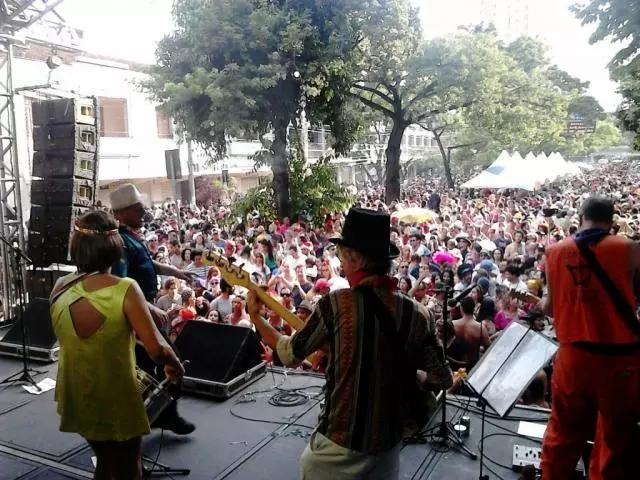Tocar violão e/ou guitarra pode dar renda no carnaval?