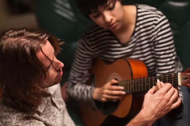 Dar aula particular de Quer montar um estúdio desse para tocar violão e/ou guitarra pode ser uma saída