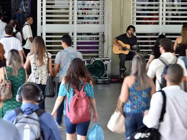 Cantor Phillip Sales toca violão no metro de Brasília