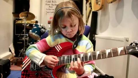 Benefícios da guitarra para crianças: concentração e foco