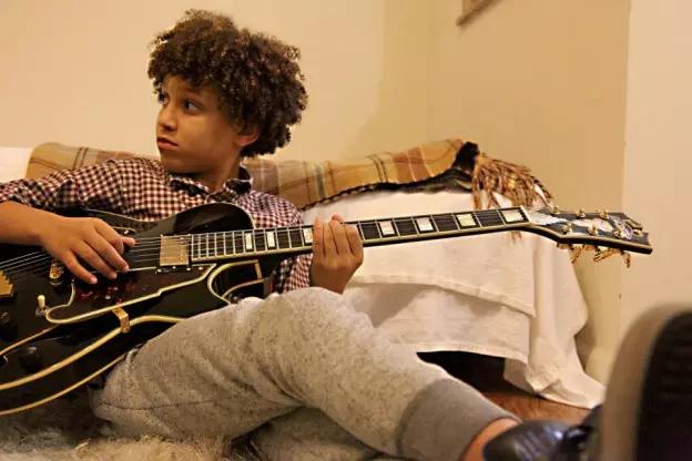 Benefícios da prática de violão e guitarra