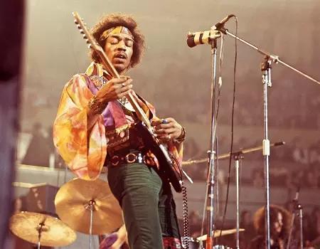 Jimmi Hendrix toca bem guitarra