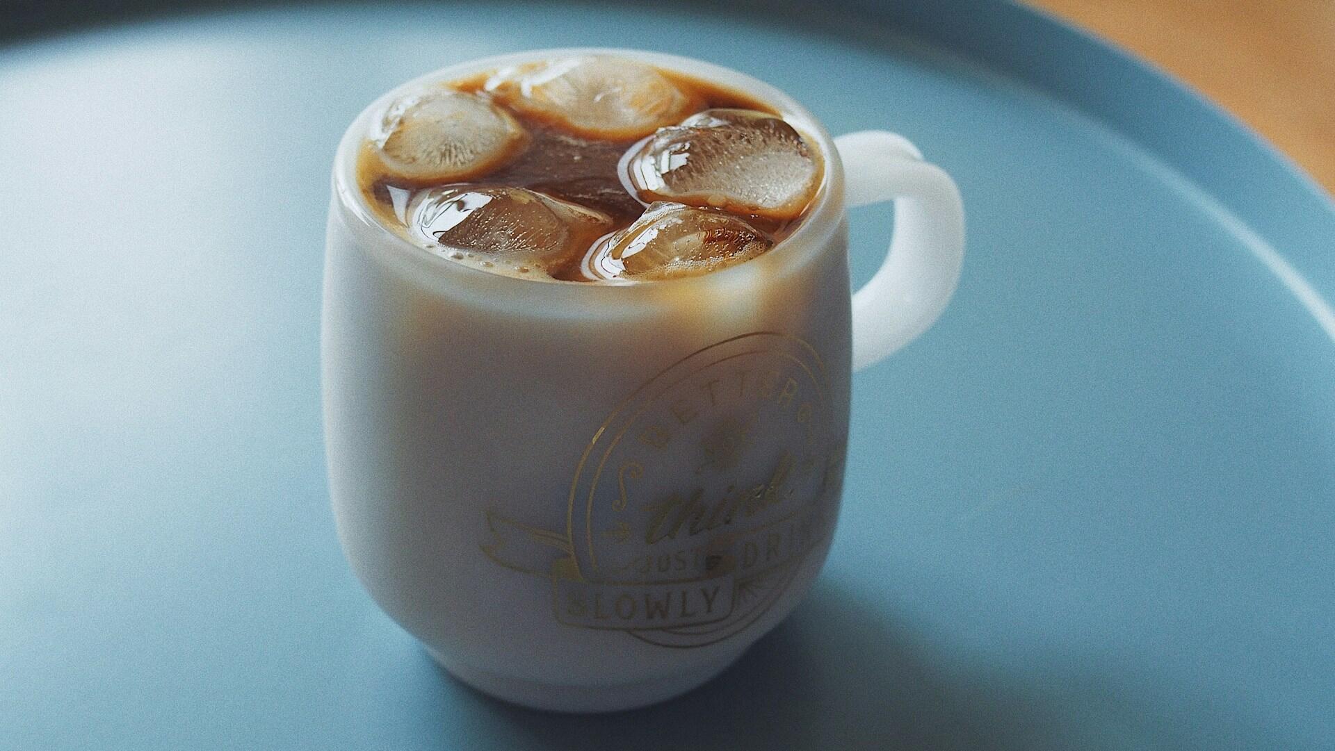 Imagem de uma xícara de café cheia de gelo.