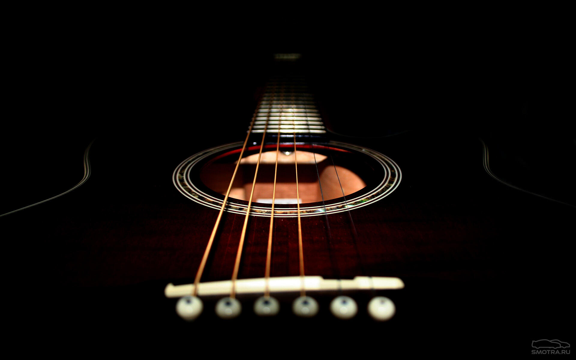 Foto em close up de um violão negra