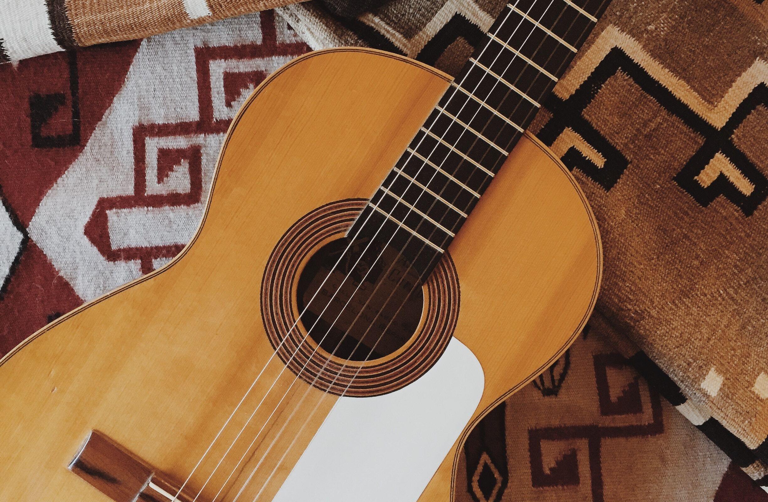 Foto de um violão.