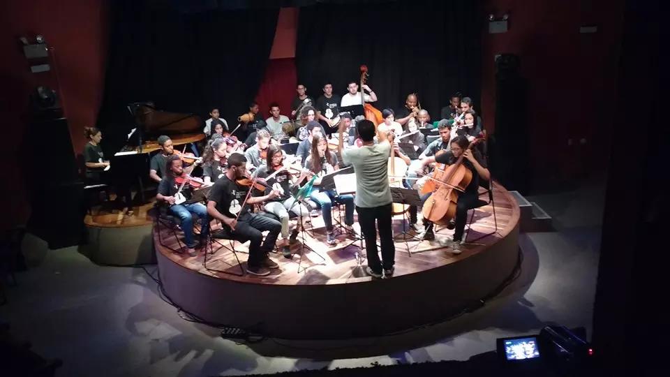 Programas sociais para aprender violão no rio de janeiro