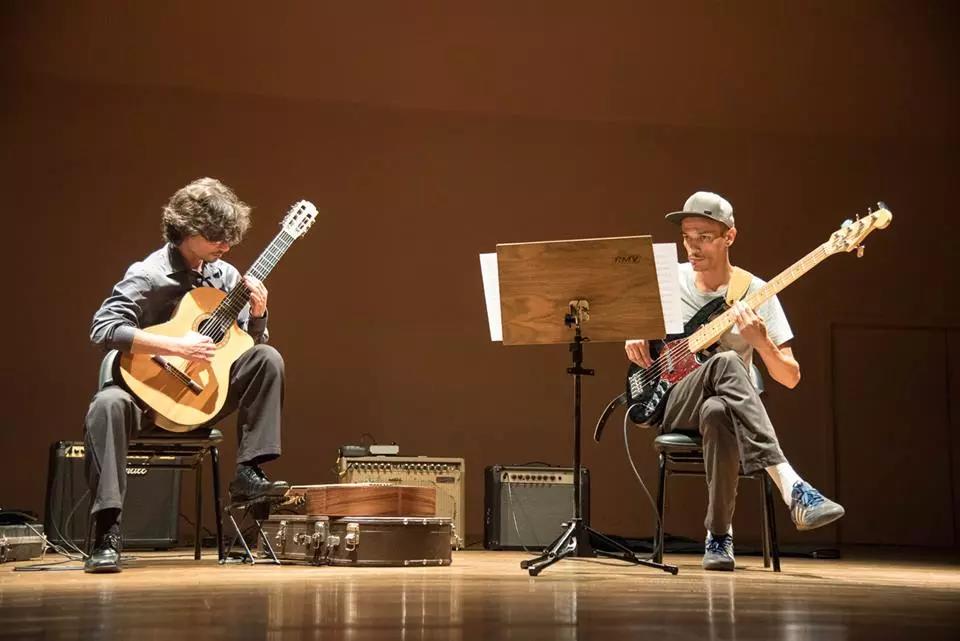 Aprenda guitarra e violão em centros culturais.