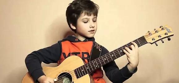 Tocar guitarra ajuda na concentração e na memória das crianças