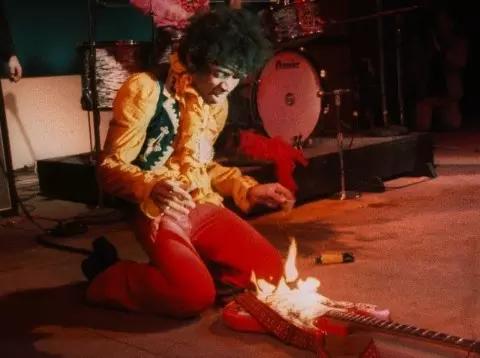Jimi Hendrix queimou uma guitarra em pleno palco