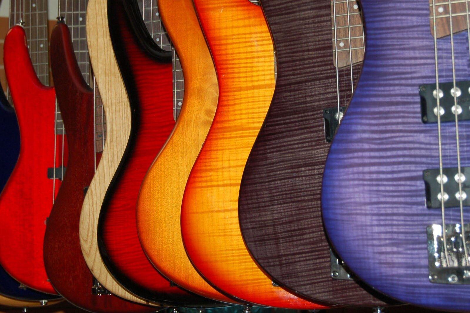 Conjunto de guitarras de cores vivas.
