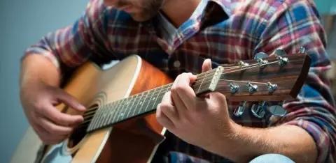 Segurar bem o violão pode te ajudar muito na hora de tocar