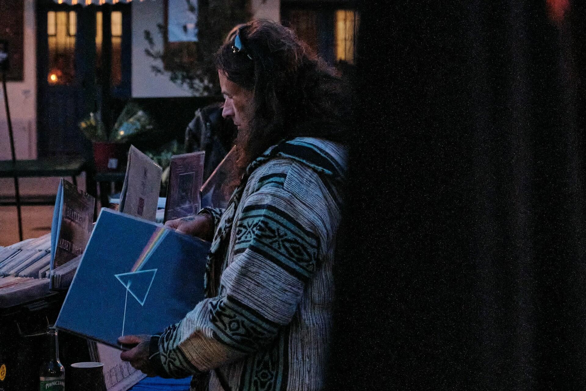 Homem segurando um disco do Pink Floyd