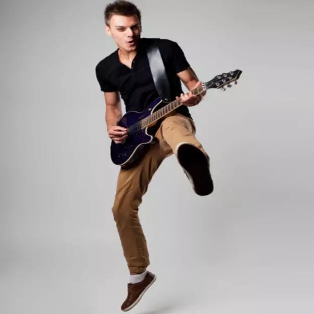 Tocar guitarra e violão também traz benefícios físicos