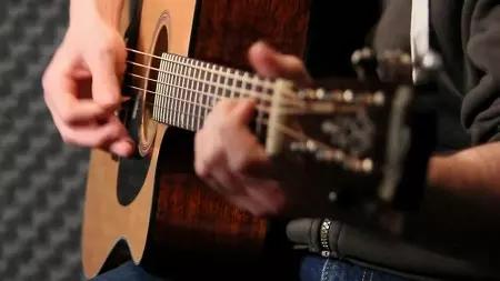 Para tocar guitarra e violão é preciso dominar o movimento das duas mãos